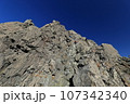 槍ヶ岳山頂の岩壁 107342340