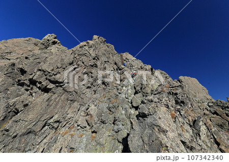 槍ヶ岳山頂の岩壁 107342340