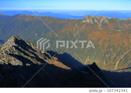 槍ヶ岳山頂の影槍 107342341