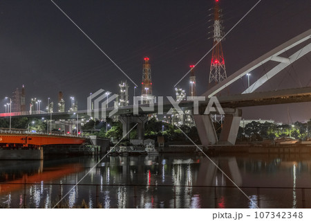 浜寺水路越しの工場群の夜景 107342348