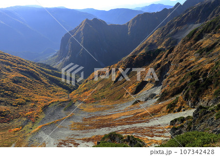 槍ヶ岳東麓天狗のコルから望む北アルプスU字谷 107342428