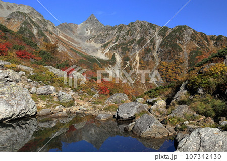 槍ヶ岳を望む紅葉の天狗池と鏡槍 107342430