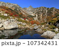 槍ヶ岳を望む紅葉の天狗池と鏡槍 107342431