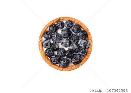 Delicious fresh sweet round tart with ripe blueberries and cream 107342598