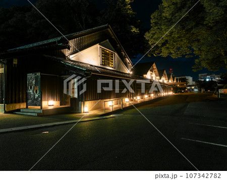 夏に訪れたライトアップされた美しい酒田市の山居倉庫　歴史的建物 107342782