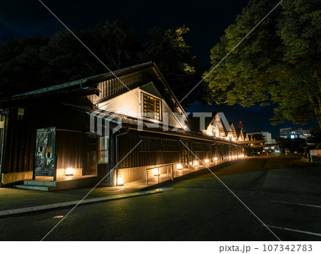 夏に訪れたライトアップされた美しい酒田市の山居倉庫　歴史的建物 107342783