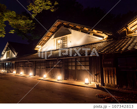 夏に訪れたライトアップされた美しい酒田市の山居倉庫　歴史的建物 107342813