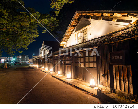 夏に訪れたライトアップされた美しい酒田市の山居倉庫　歴史的建物 107342814