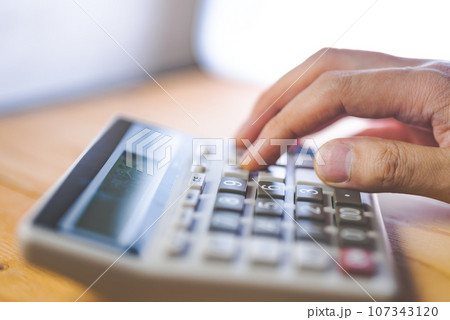 電卓で計算する 電卓で計算する 107343120