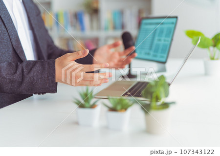 ビデオ会議をする男性 ビデオ会議をする男性 107343122