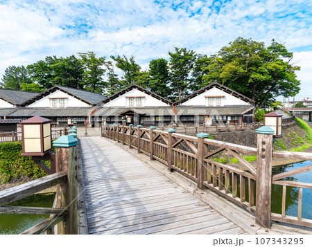 夏に訪れた川越しに眺める美しい酒田市の山居倉庫　歴史的建物 107343295