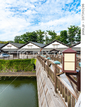 夏に訪れた川越しに眺める美しい酒田市の山居倉庫 歴史的建物 夏に訪れた川越しに眺める美しい酒田市の山居倉庫 歴史的建物 107343296