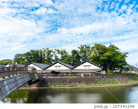 夏に訪れた川越しに眺める美しい酒田市の山居倉庫　歴史的建物 107343299