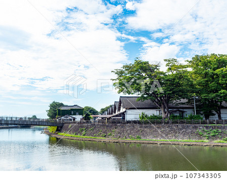 夏に訪れた川越しに眺める美しい酒田市の山居倉庫　歴史的建物 107343305