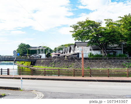 夏に訪れた川越しに眺める美しい酒田市の山居倉庫　歴史的建物 107343307