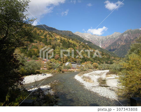 上高地 梓川と紅葉 上高地 梓川と紅葉 107343808