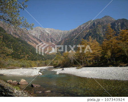 上高地　紅葉シーズンの穂高連峰と清流梓川 107343924