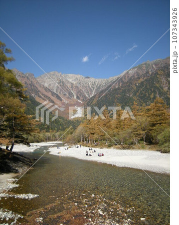 上高地　紅葉シーズンの穂高連峰と清流梓川 107343926