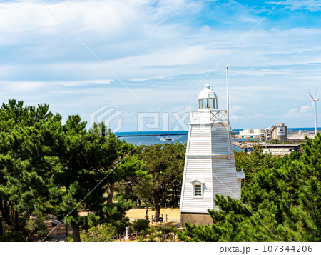 歴史の薫る港町酒田の美しい日和山公園の夏景色　日本最古の木造六角灯台 107344206