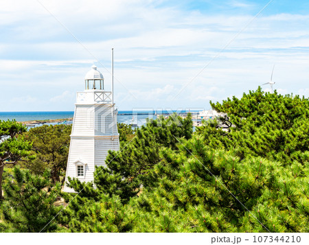 歴史の薫る港町酒田の美しい日和山公園の夏景色 日本最古の木造六角灯台 歴史の薫る港町酒田の美しい日和山公園の夏景色 日本最古の木造六角灯台 107344210