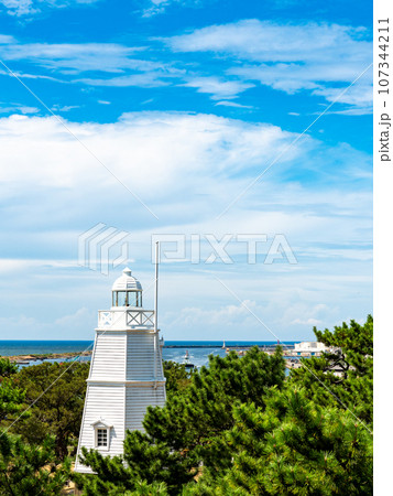歴史の薫る港町酒田の美しい日和山公園の夏景色　日本最古の木造六角灯台 107344211