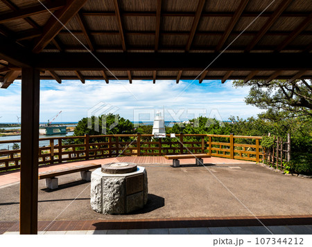 歴史の薫る港町酒田の美しい日和山公園の夏景色 日本最古の木造六角灯台 歴史の薫る港町酒田の美しい日和山公園の夏景色 日本最古の木造六角灯台 107344212