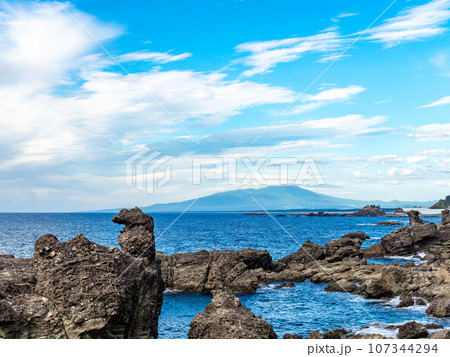 日本海越しに見た美しく優雅な鳥海山の夏景色 107344294