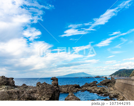 日本海越しに見た美しく優雅な鳥海山の夏景色 日本海越しに見た美しく優雅な鳥海山の夏景色 107344295