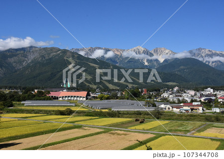白馬ジャンプ競技場　グリーンシーズン　長野県北安曇郡白馬村蕨平からの9月の風景 107344708