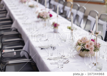 Wedding table with pink flowers 107344968