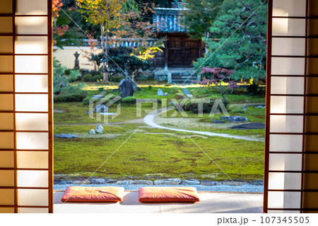 京都の秋、鹿王院の紅葉、庫裡の縁側から本庭を眺める 京都の秋、鹿王院の紅葉、庫裡の縁側から本庭を眺める 107345505