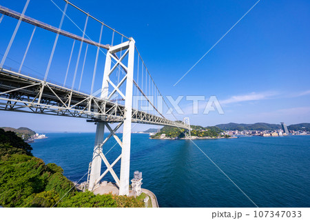 山口県/ 壇ノ浦パーキングエリアから見る関門橋と門司港（門司港レトロ） 107347033