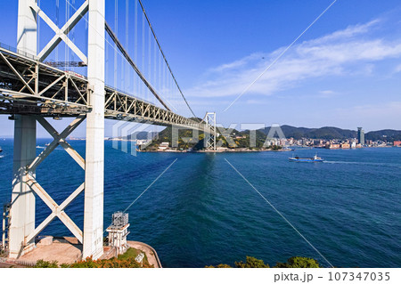 山口県/ 壇ノ浦パーキングエリアから見る関門橋と門司港（門司港レトロ） 107347035