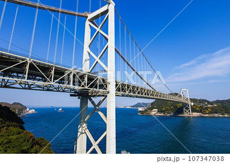 山口県/ 壇ノ浦パーキングエリアから見る関門橋と門司港（門司港レトロ） 107347038
