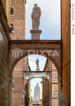 Street in oldtown Verona, Italy 107347128