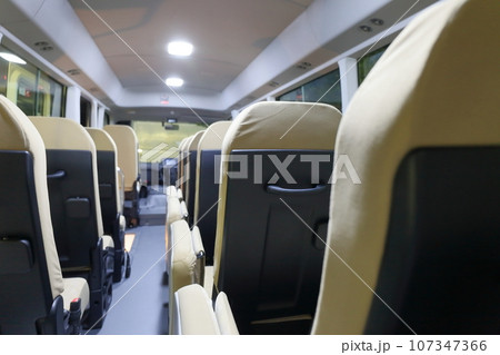 マイクロバスの車内（27人乗り） 107347366