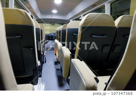 マイクロバスの車内（27人乗り） 107347368