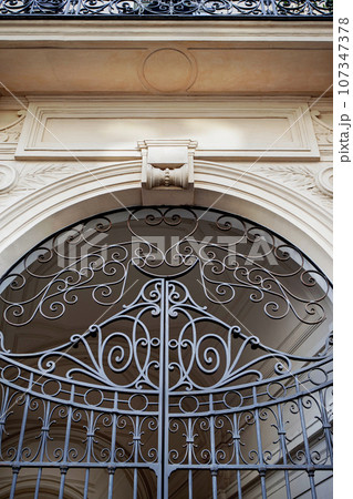 Entrance of a prestigious house in Paris 107347378