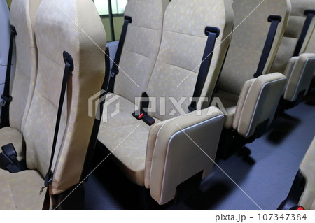 マイクロバスの車内（27人乗り） 107347384