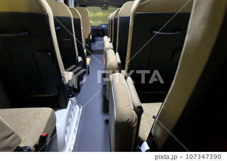 マイクロバスの車内（27人乗り） 107347390