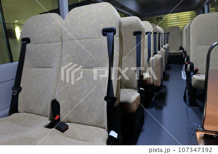 マイクロバスの車内(27人乗り) マイクロバスの車内(27人乗り) 107347392