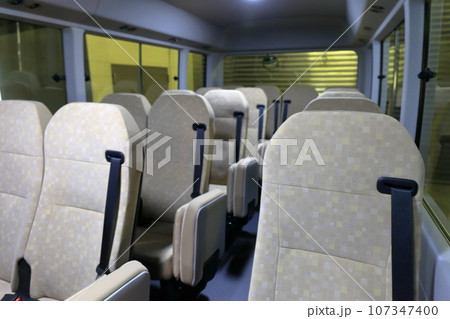 マイクロバスの車内(27人乗り) マイクロバスの車内(27人乗り) 107347400