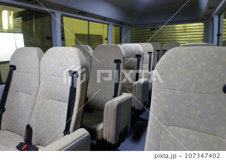 マイクロバスの車内（27人乗り） 107347402