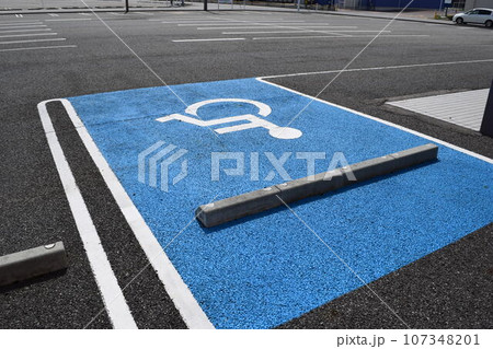 車椅子マーク 思いやり駐車場 107348201
