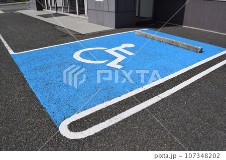 車椅子マーク 思いやり駐車場 車椅子マーク 思いやり駐車場 107348202