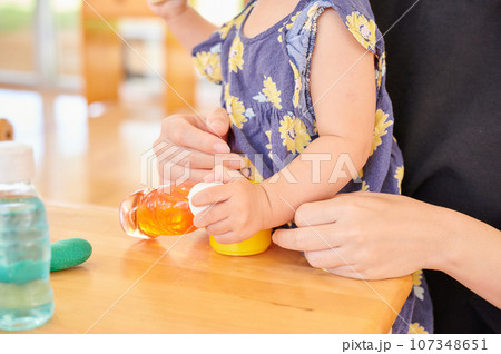 おもちゃで遊ぶ幼児　お母さん　育児　子育て支援施設 107348651