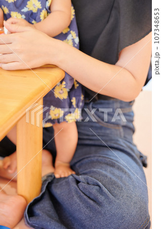 おもちゃで遊ぶ幼児　お母さん　育児　子育て支援施設 107348653