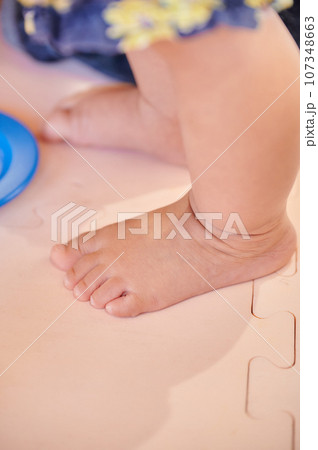 子どもの足 一歳 ボディパーツ 子どもの足 一歳 ボディパーツ 107348663