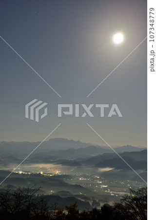 美の山からの秩父盆地の雲海 美の山からの秩父盆地の雲海 107348779