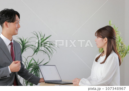 部下の提案を聞いて魅力を感じずに冷めている女性管理職1 107348967